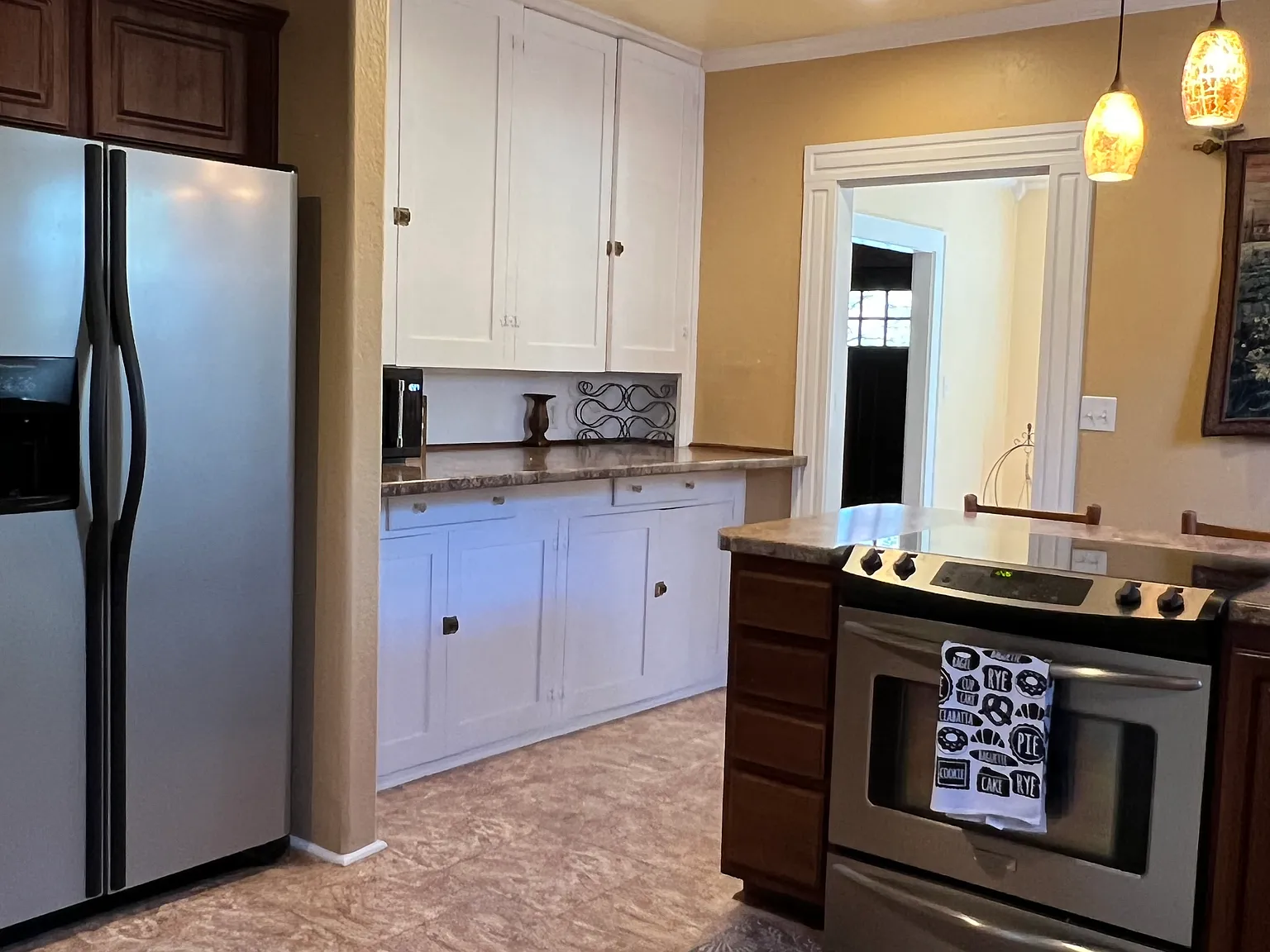 4 bed, 2.5 bath, 2700 sqft, $2,400 — Photo 2