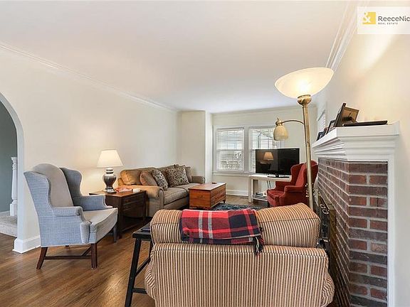 5th image of 208 W 70th Ter