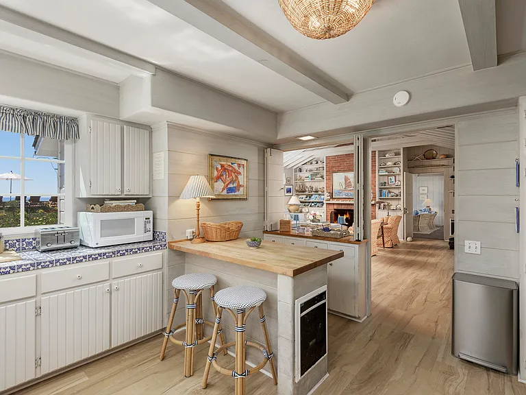 Kitchen with breakfast bar for 4 and ocean view.