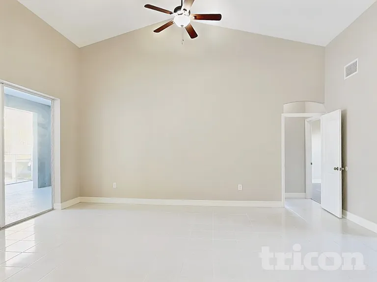 2793 W Price Blvd — Photo 2