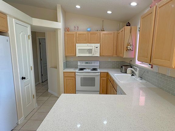 3rd image of 2890 Yuma Dr