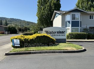 172 NE Rifle Range St APT 9, Roseburg, OR 97470