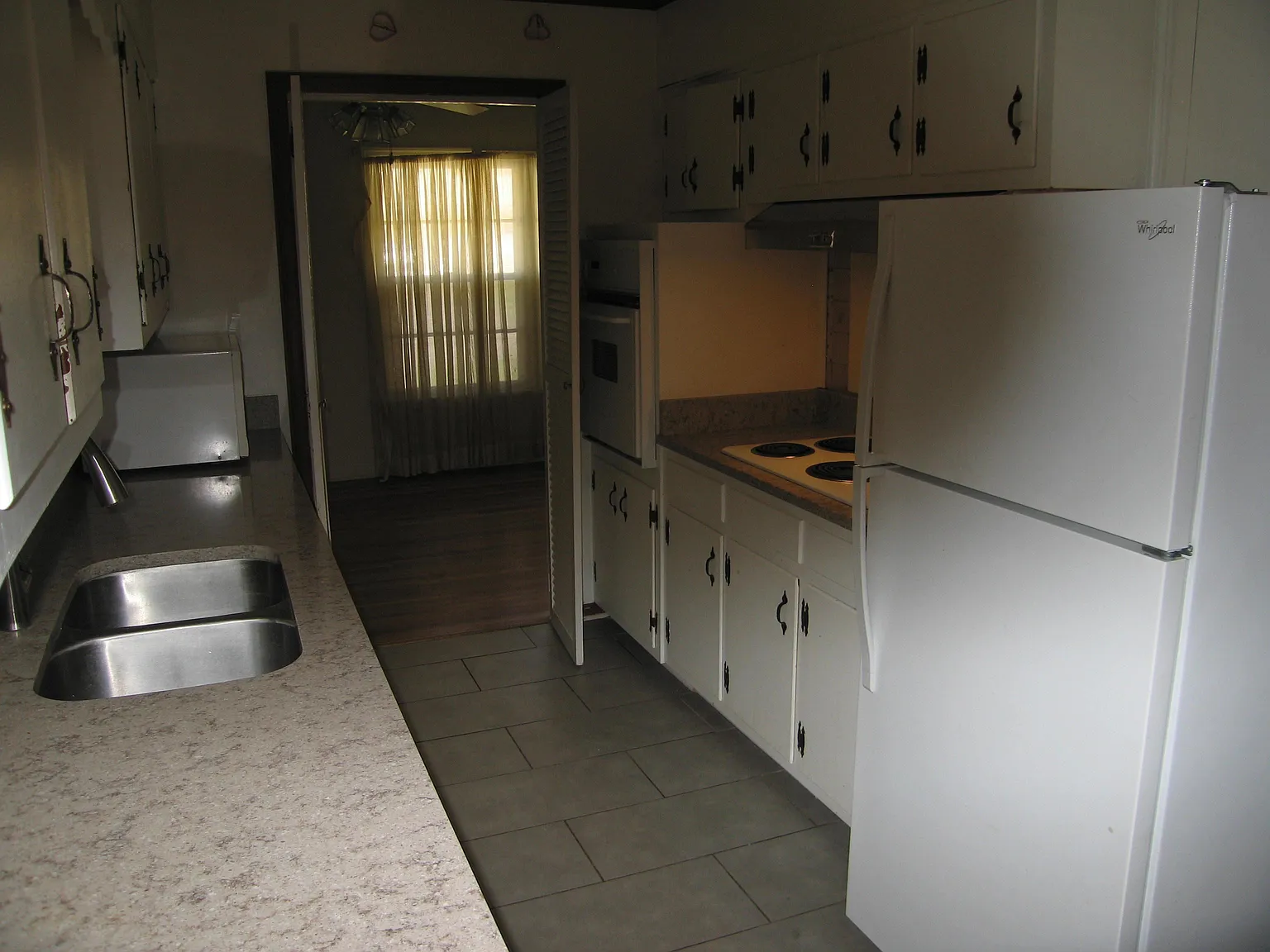 3 bed, 2.0 bath, 1396 sqft, $1,550 — Photo 2