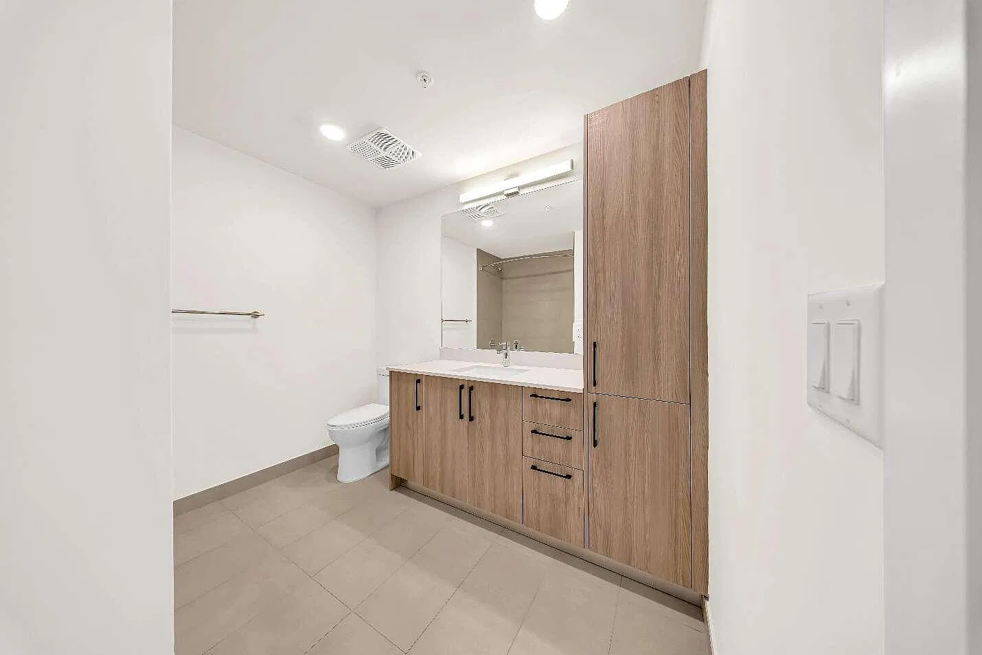 2 bed, 2.0 bath, 1033 sqft, $3,035 — Photo 2