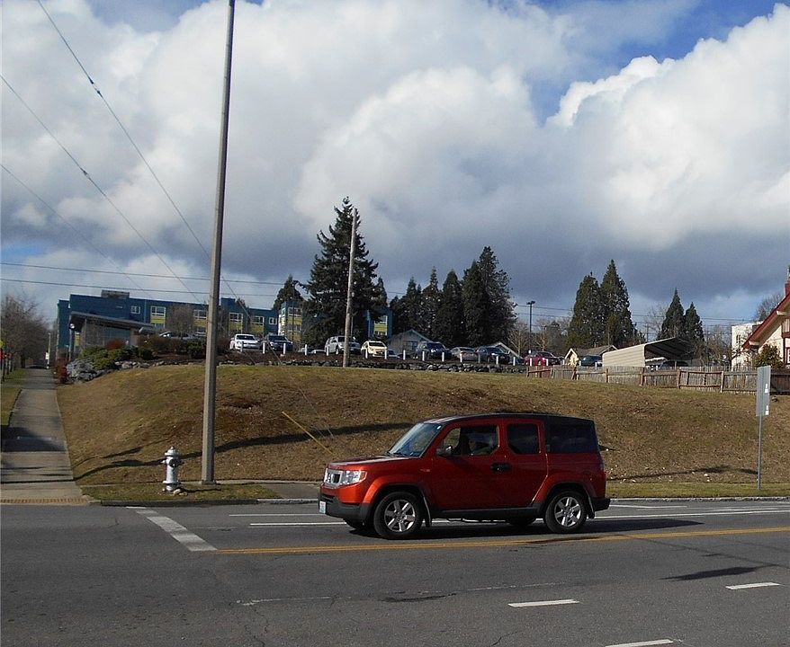 2nd image of 2546 Tacoma Ave S