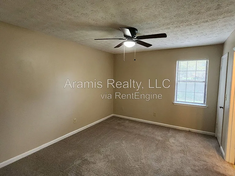 1050 Greendale Ln — Photo 6