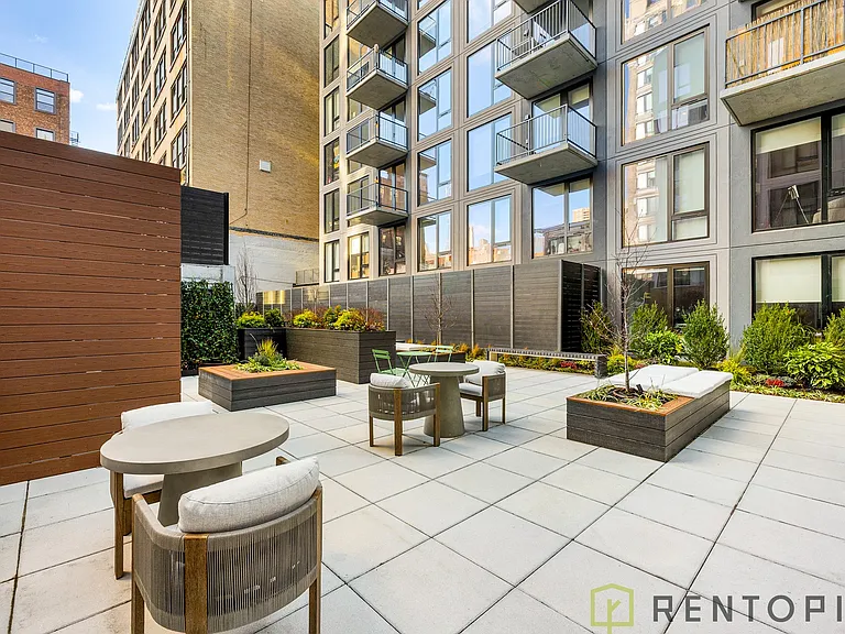 555 W 45th St #3F — Photo 12