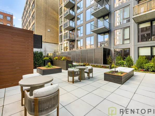 555 West 45th Street image 12 of 27