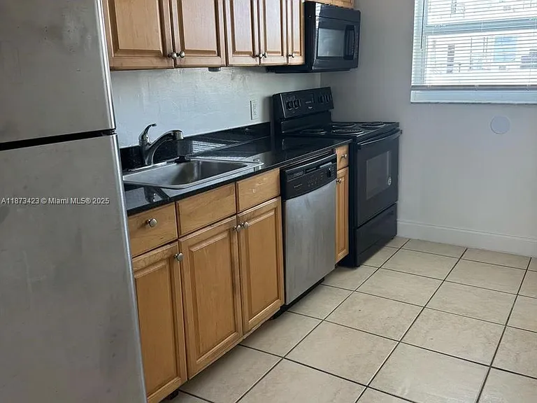 7207 Bay Dr #6 — Photo 2