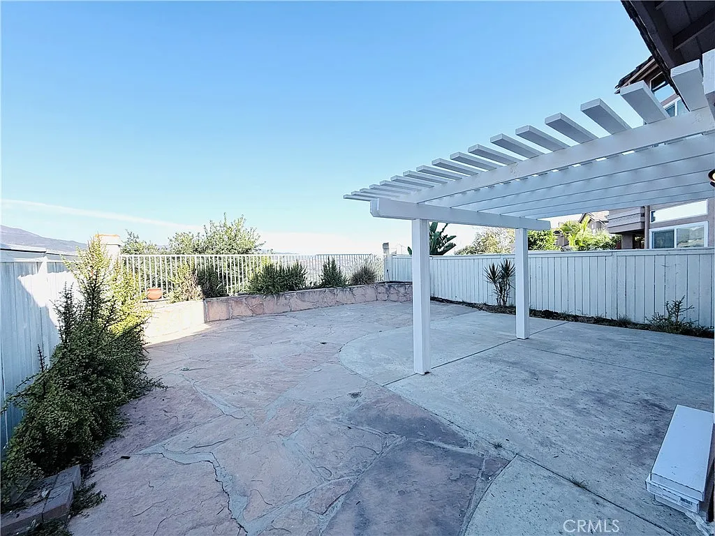 3 bed, 2.5 bath, 1636 sqft, $4,000 — Photo 3