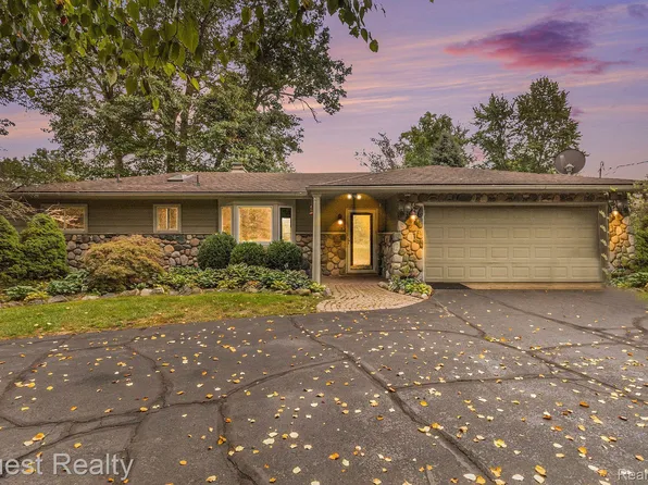 7040 Biscayne Ave, White Lake, MI 48383