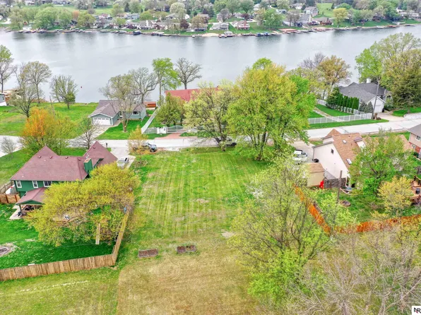 9019 Bellvue Dr, Plattsmouth, NE 68048