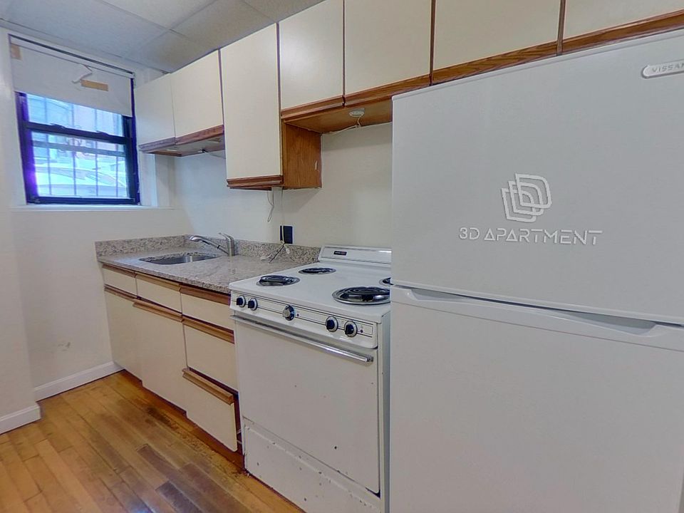 2nd image of 533 Newbury St #C