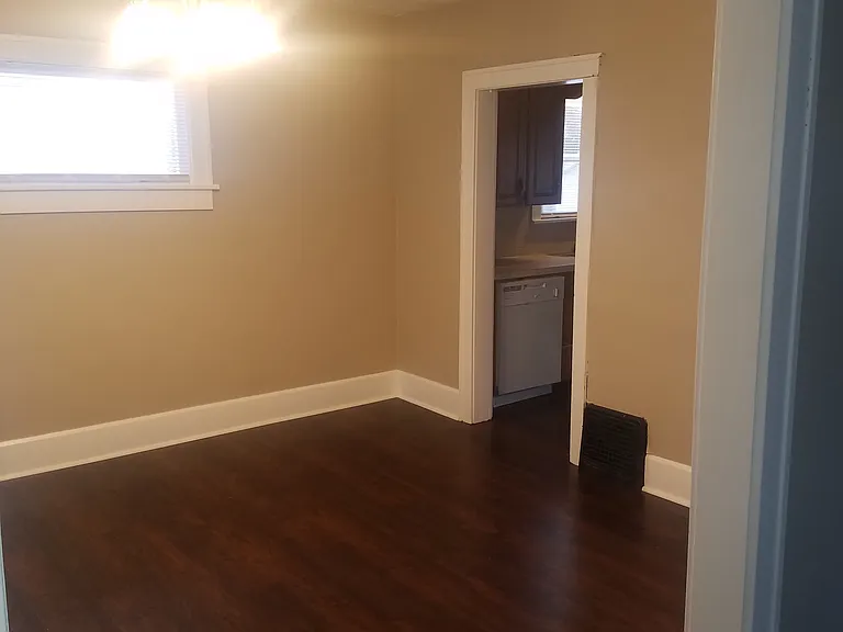 922 11th St NE — Photo 5
