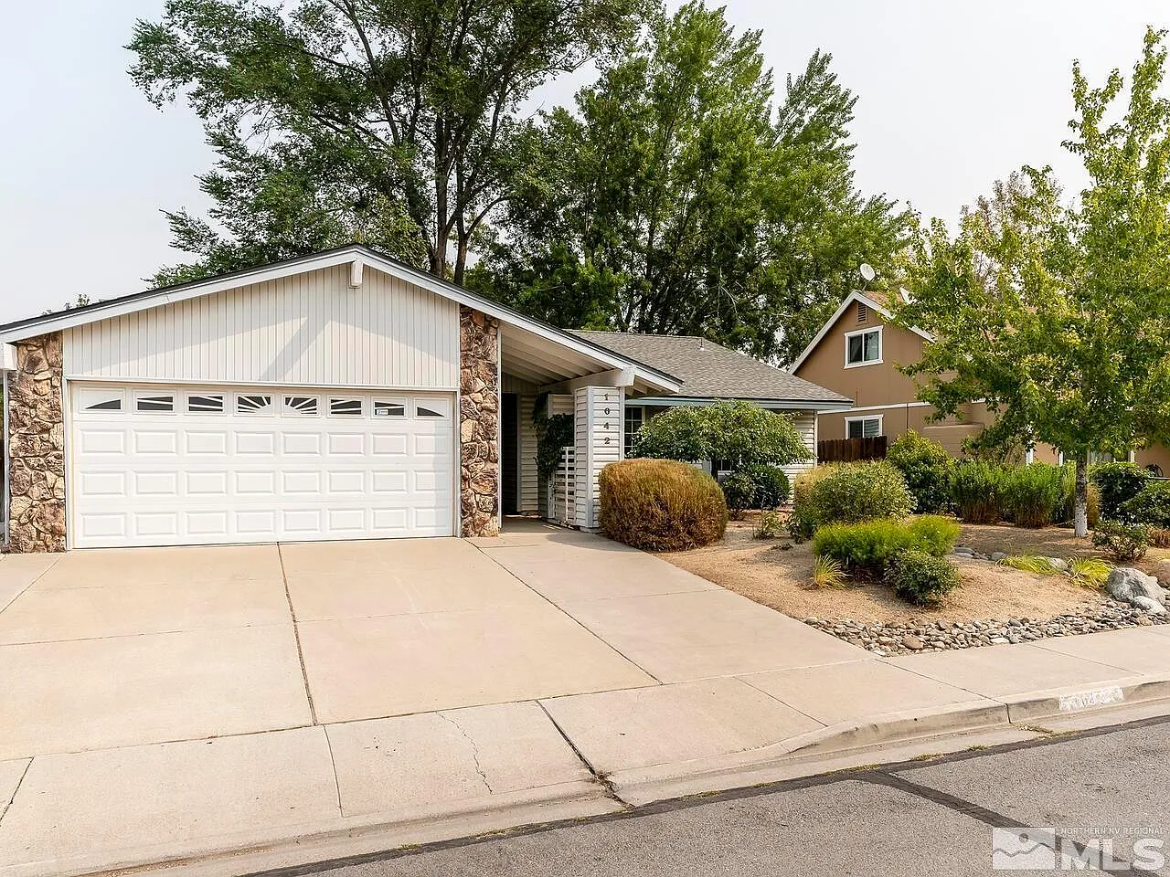 1042 Glen Meadow Dr photo 1
