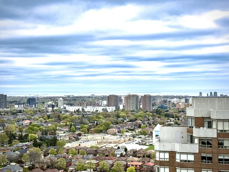 310 Burnhamthorpe Rd W — Photo 8