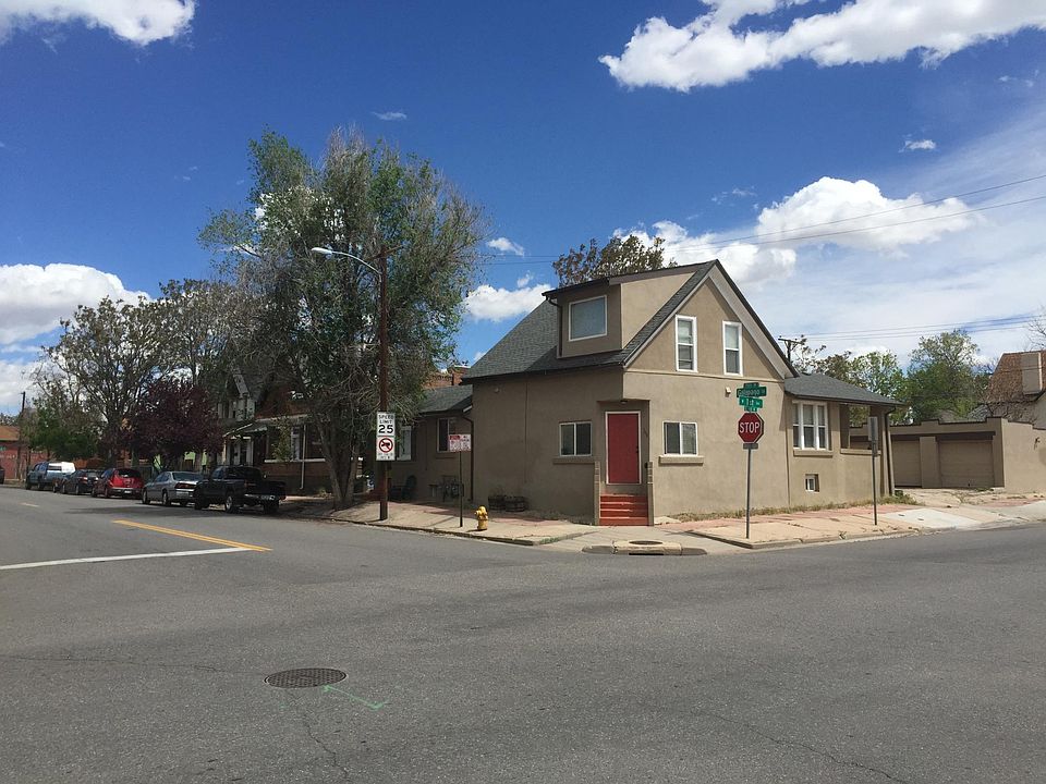 Walk up to the corner of 1st and Galapago.