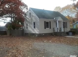 132 Shaw Ave, Islip, NY 11751