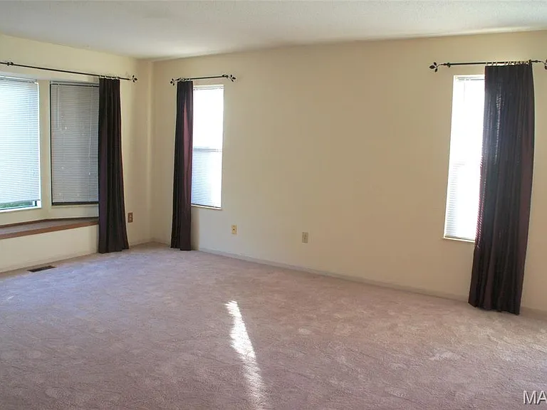 1420 Royal Oak Ct — Photo 2