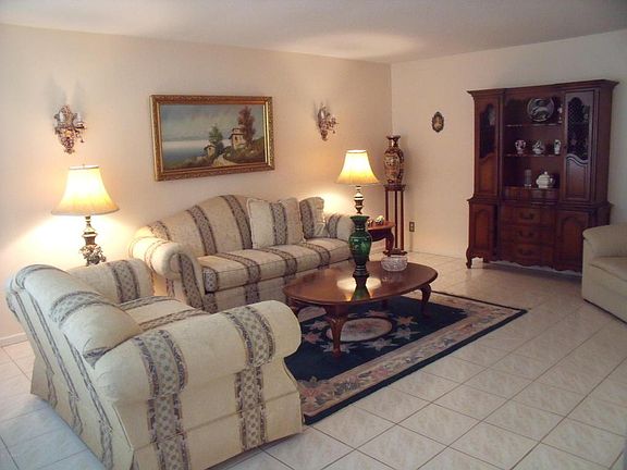 4th image of 720 E Lindenwood Cir