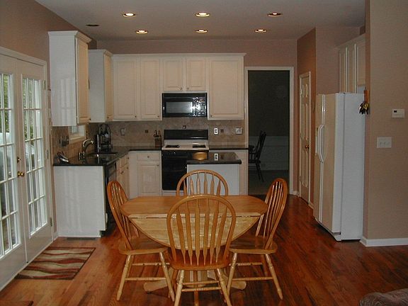 Updated Kitchen w/Granite Countertops
