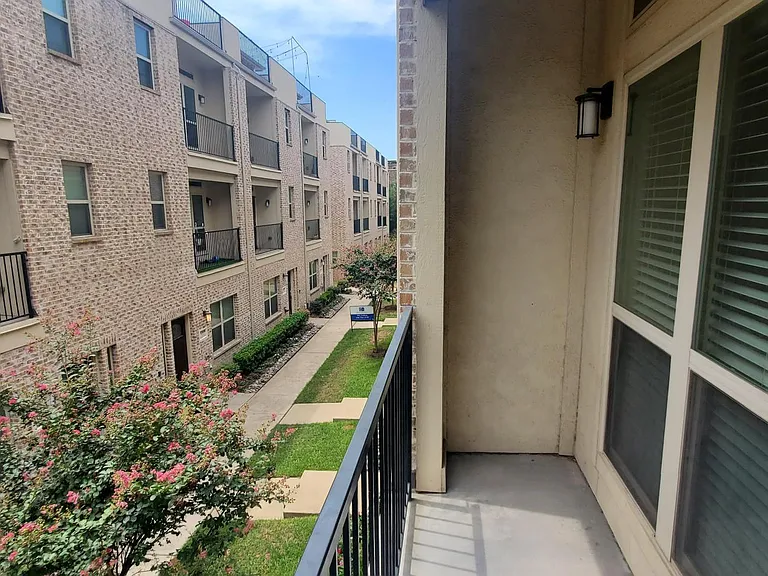 2nd floor covered balcony