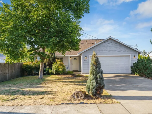 1230 Fairview Dr, Springfield, OR 97477