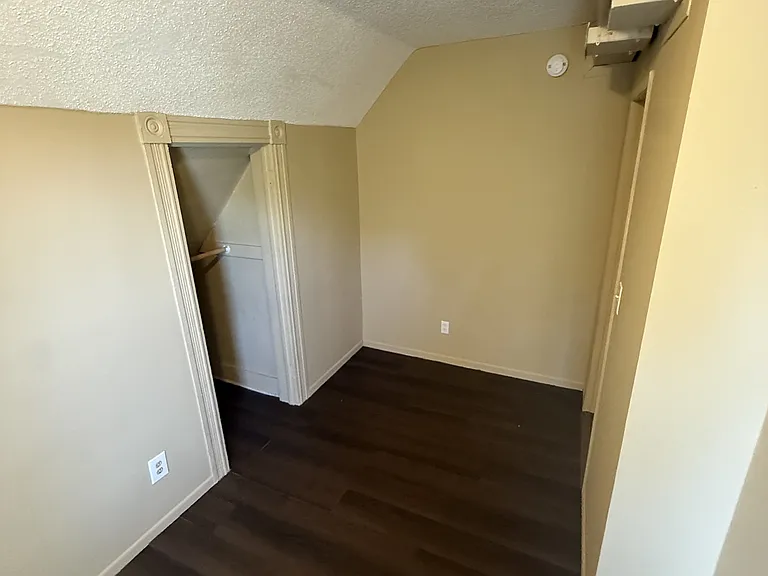 1146 Reaney Ave E #1 — Photo 11