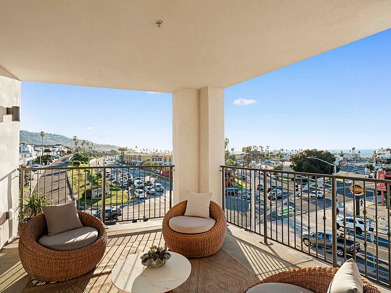 Eddy Redondo Residences — Photo 54