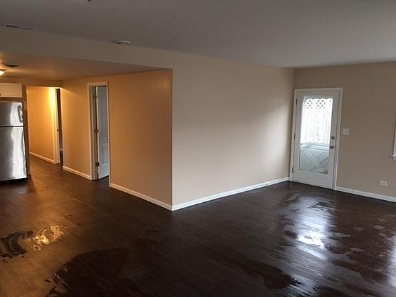 Large open floor plan between family room & kitchen