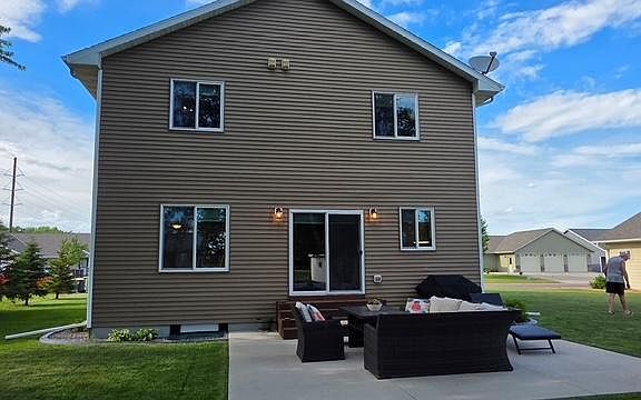 2nd image of 1005 Main St E