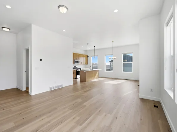 7617 S Bear Gulch Rd W #180, West Jordan, UT 84081