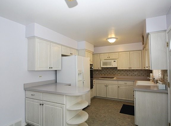 3rd image of 328 Elmont Ct
