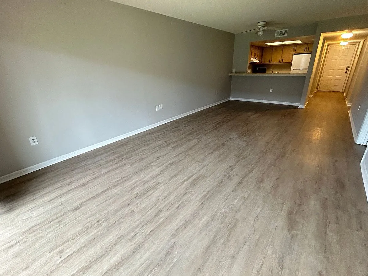 1069 Ellen Court #1069 — Photo 2