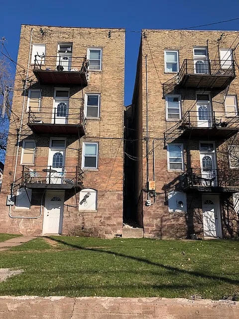 3 bed, 1200 sqft, $1,400 — Photo 1