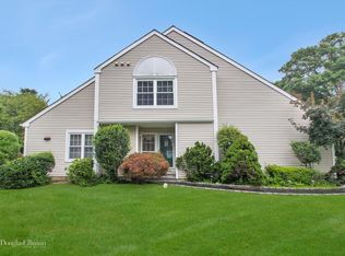 460 Village Oaks Ln, Babylon, NY 11702