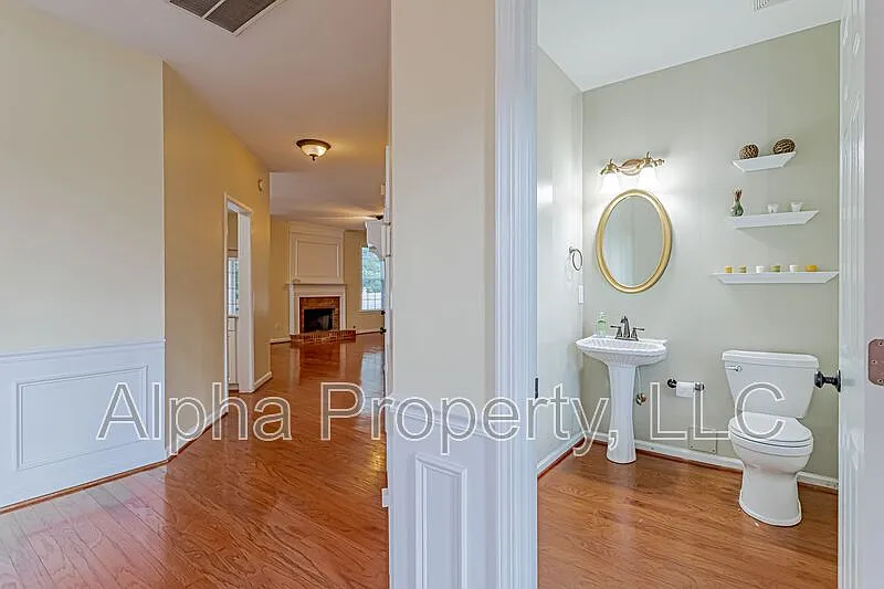 5 bed, 2.5 bath, 2600 sqft, $2,500 — Photo 4