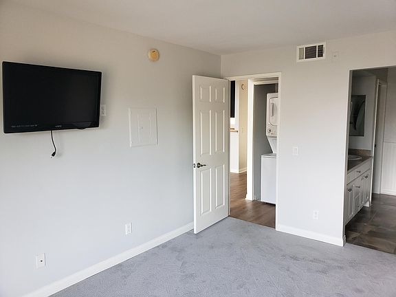 5th image of 5530 Owensmouth Ave APT 322