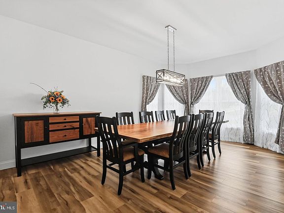 4th image of 1084 Alden Way