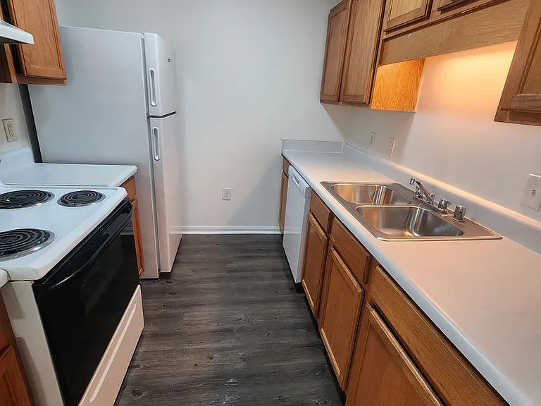 Castlewood Apartments - Huntsville, AL — Photo 11