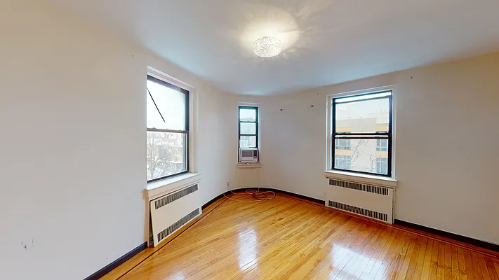 Sold by Thomas Lipovetsky, LREB | media 10