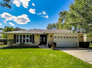 1612 N Rosetree Ln, Mount Prospect, IL 60056