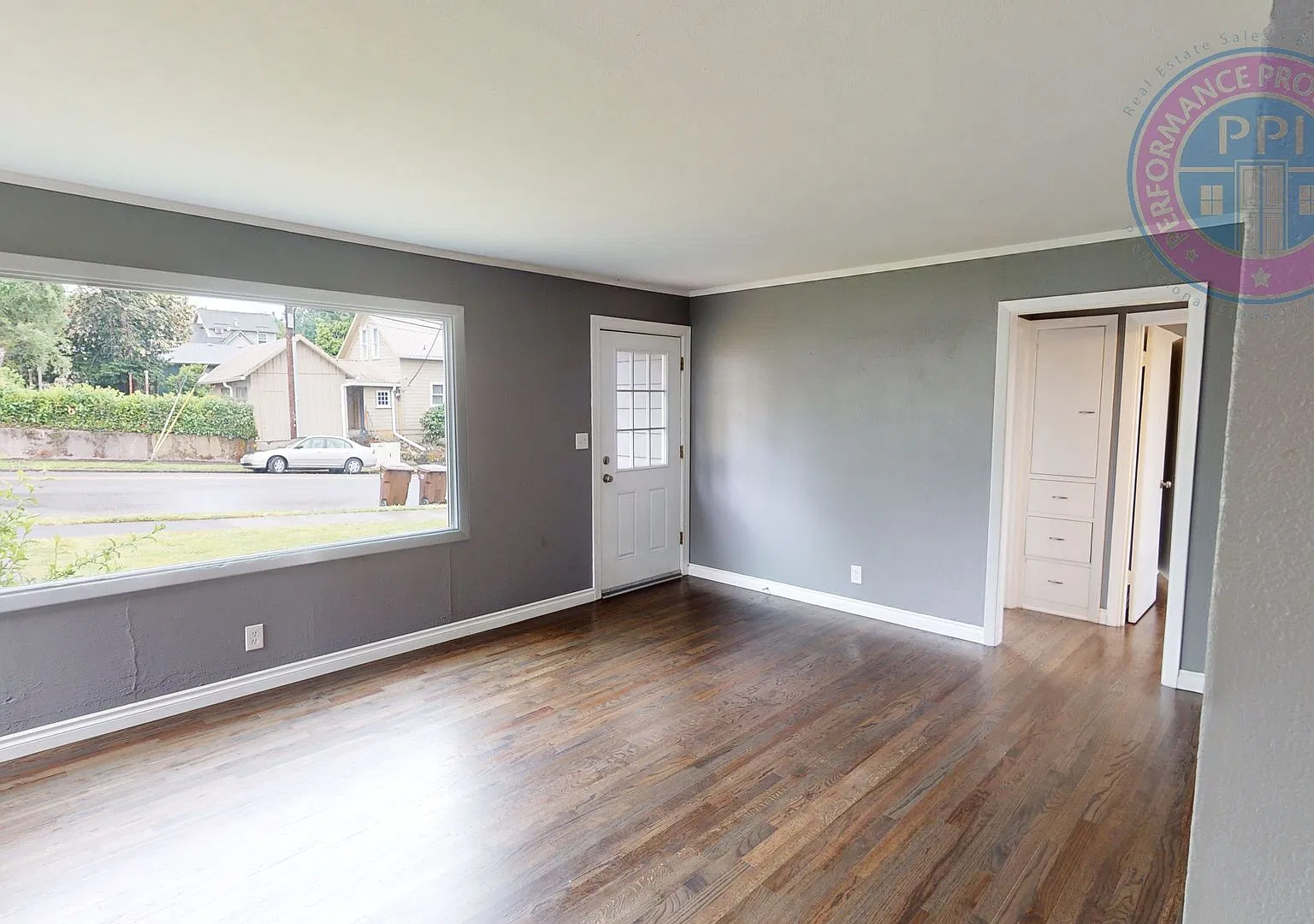 Prime Oregon City Location - Three Bedroom Bungalow, Completely Renovated, Beautiful Backyard — Photo 4