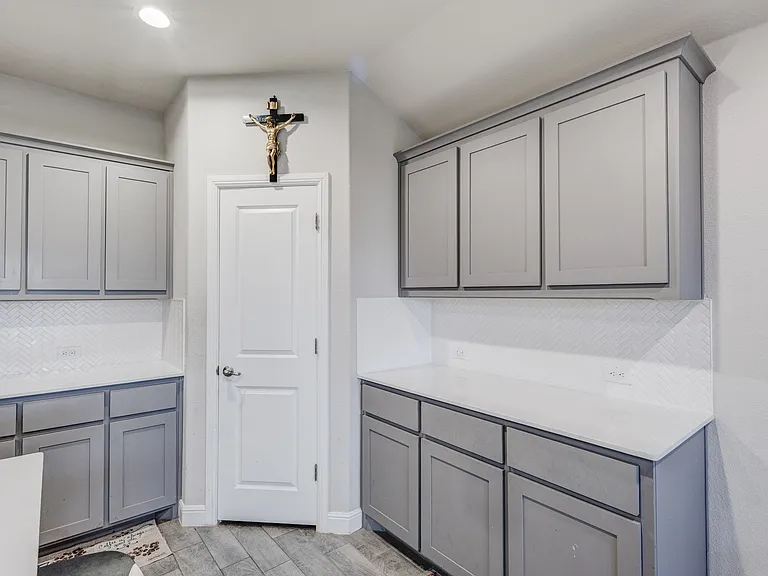 1221 Rolling Meadows Dr — Photo 2