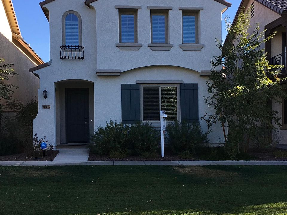 Front of house faces a park/greenbelt