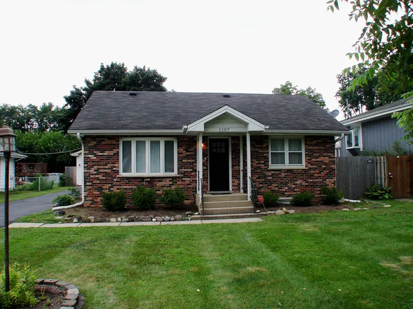 1107 Maple St, Lake In The Hills, IL 60156