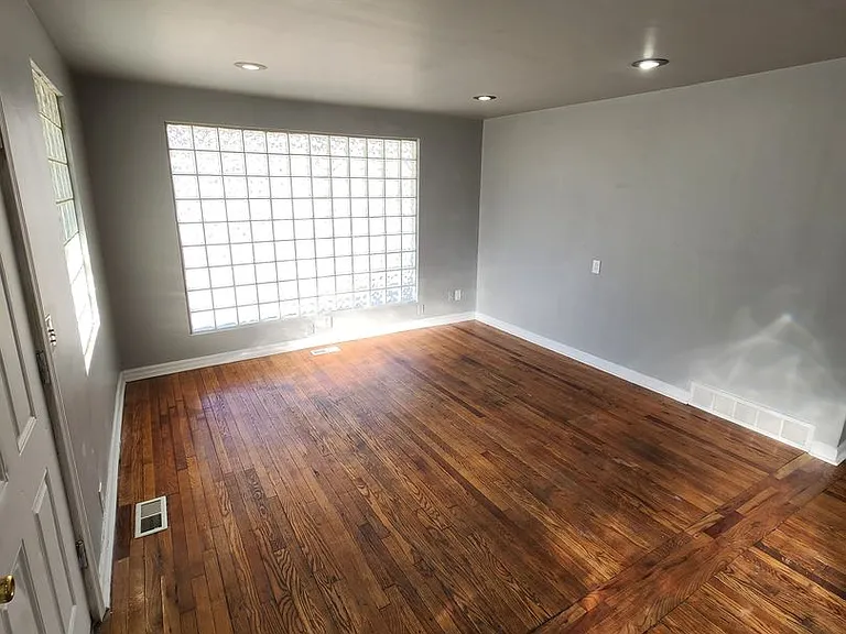 5112 NW Radial Hwy — Photo 2