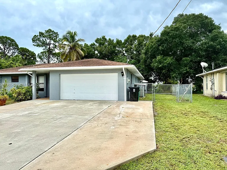 210 SW Voltair Ter — Photo 4