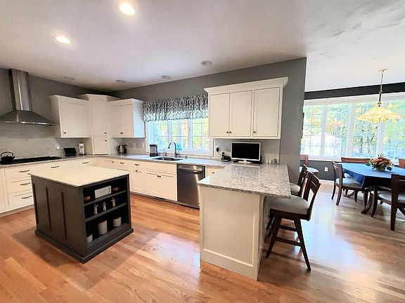 3rd image of 5 Cedarwood Dr