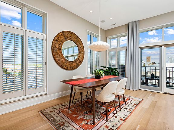 3rd image of 5434 N Clark St Penthouse N